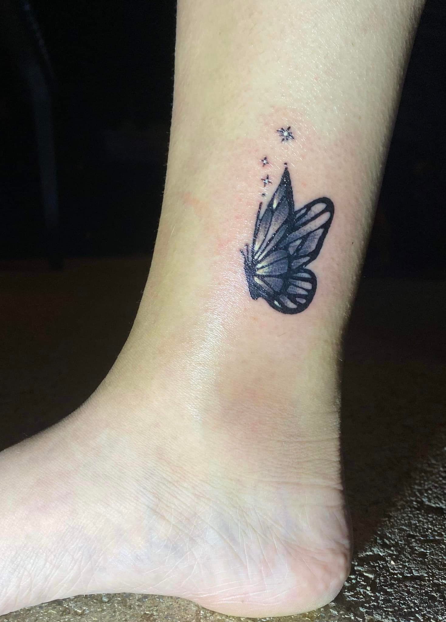 Tatouage réprésentant un petit papillon bleu