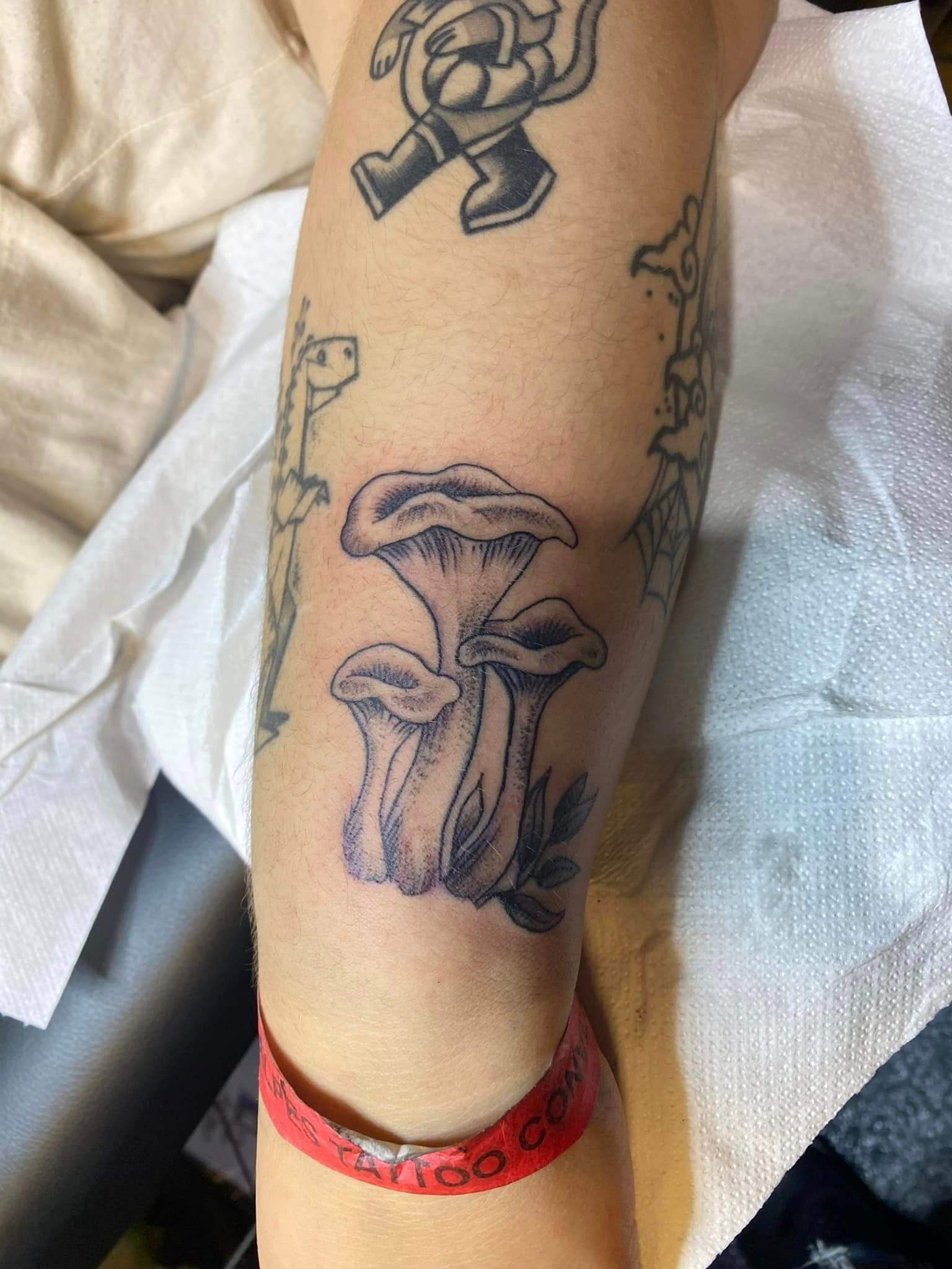 Tatouage représentant des petits champignons