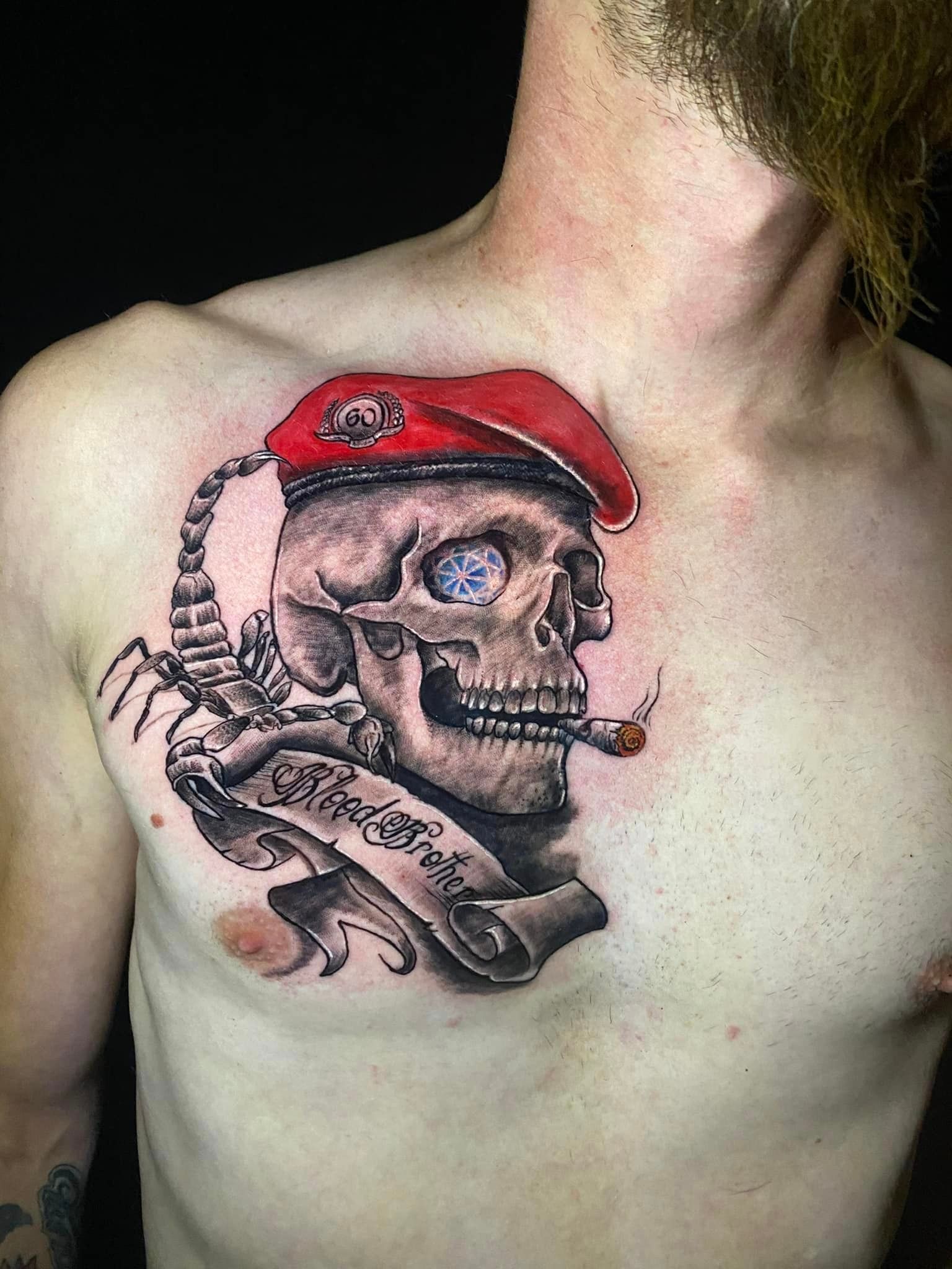 Tatouage représentant une tête de mort avec un béret de militaire de profil