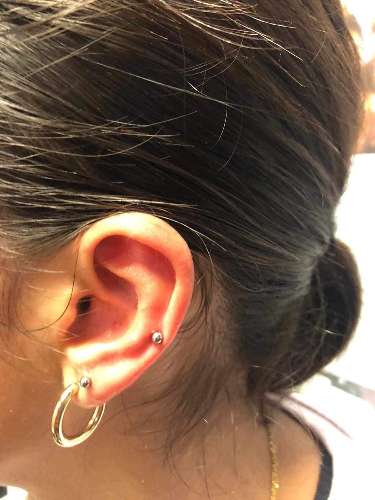 Petit piercing sur l'oreille gauche