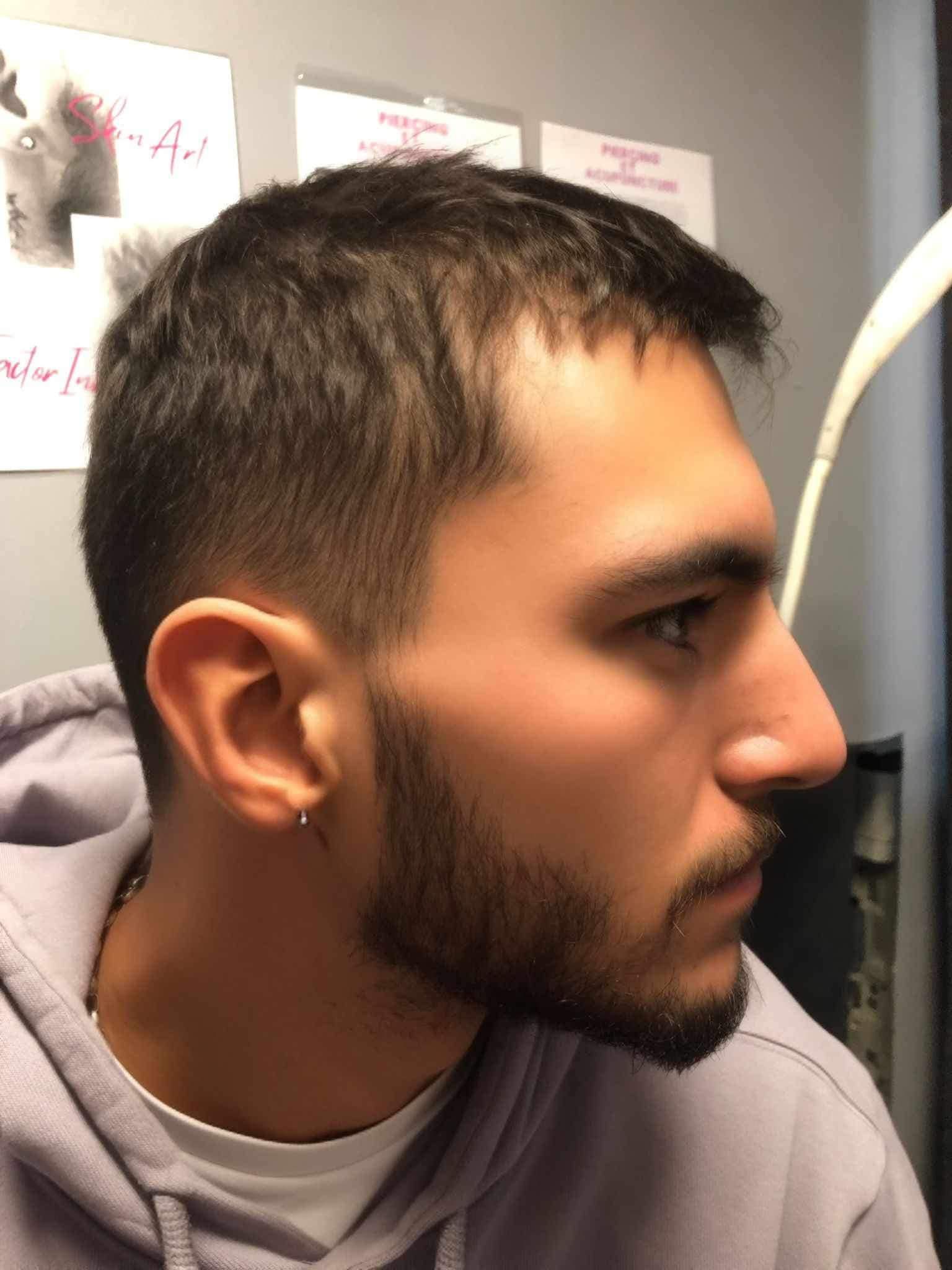 Piercing sur l'oreille d'un homme