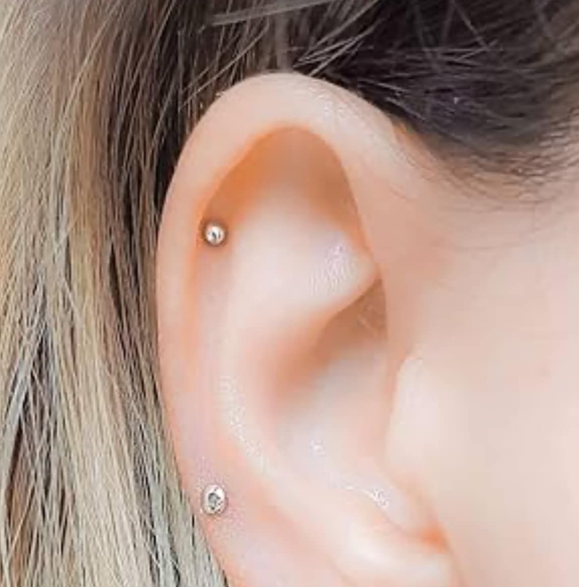 Petit piercing sur l'oreille