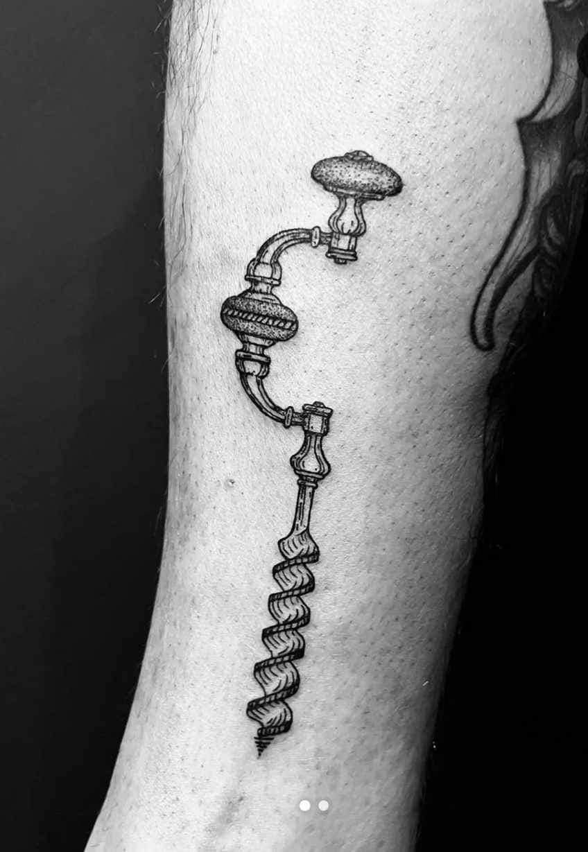 Tatouage représentant un outil