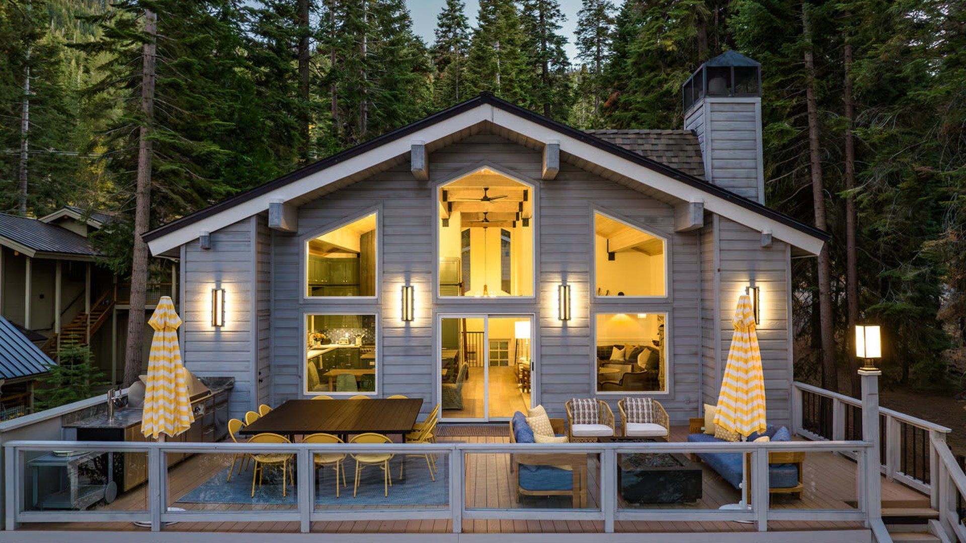 Luxury in the trees — discover California’s top Airbnb stays. Modern California vacation rental with expansive deck, outdoor dining, and forest views — ideal for Airbnb guests seeking a luxury short-term rental experience.