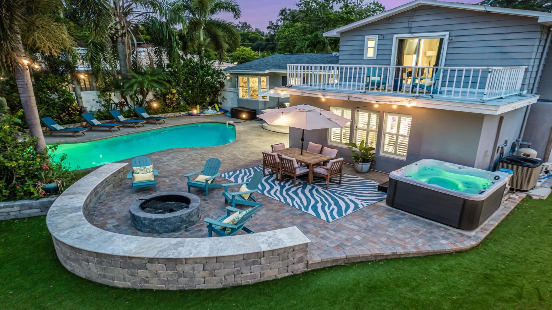 Luxury vacation rental in Largo, FL with private pool, hot tub, firepit, and outdoor dining area. Largo FL Luxury Vacation Rental with Pool & Outdoor Amenities