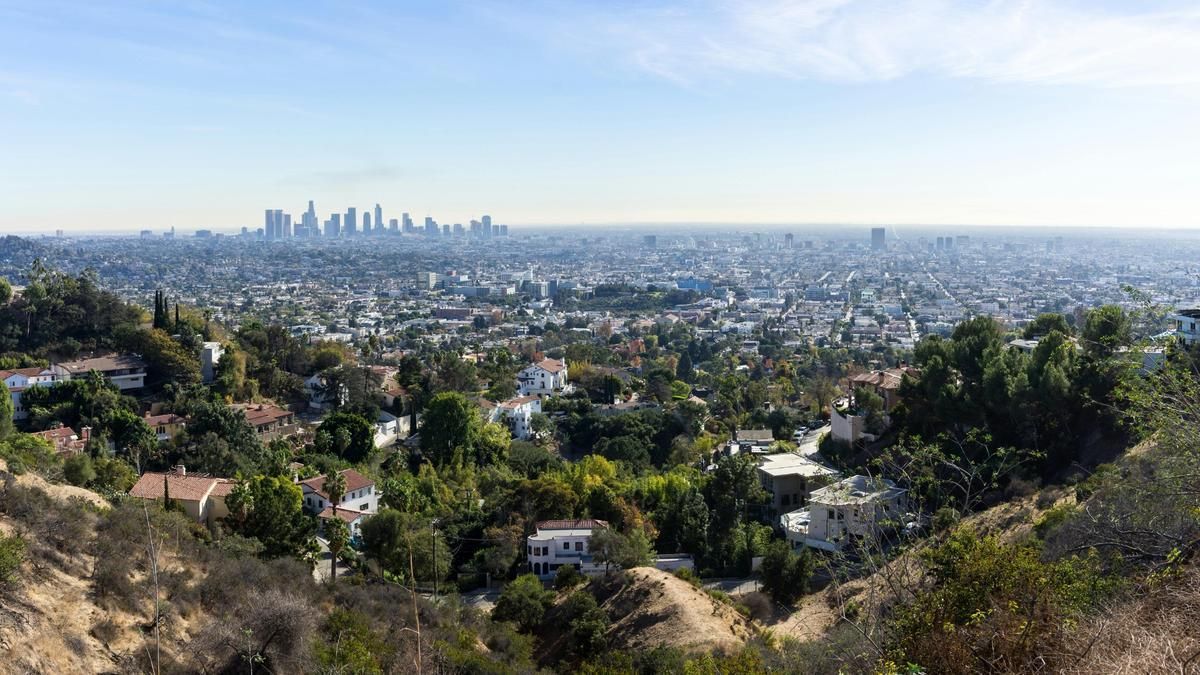 Los Angeles: A prime STR market with some of California’s strictest local regulations Panoramic view of Los Angeles skyline with hillside homes in the foreground—highlighting STR density in urban California