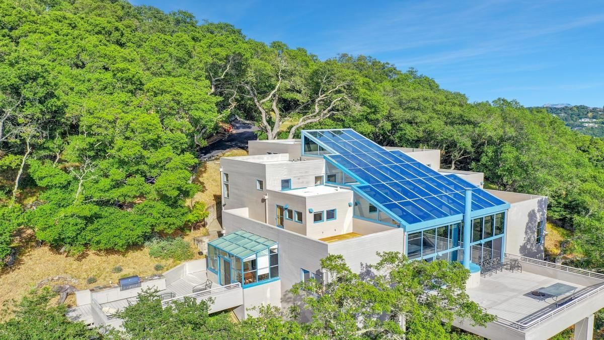 A contemporary vacation rental in California, perfect for guests and compliant investors alike lass-roof contemporary vacation rental tucked in California's green hills
Tooltip: A contemporary vacation rental in California, perfect for guests and