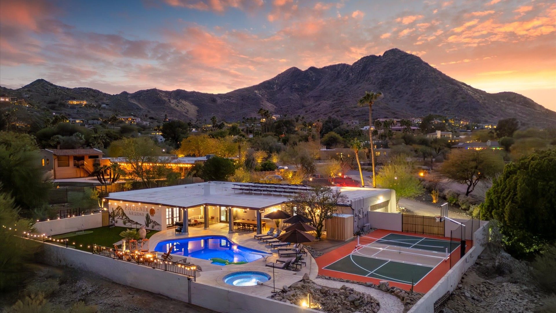 Private luxury estate with pool and mountain views Luxury desert vacation rental with private pool, spa, sport court, and stunning mountain views at sunset — Phoenix Arizona