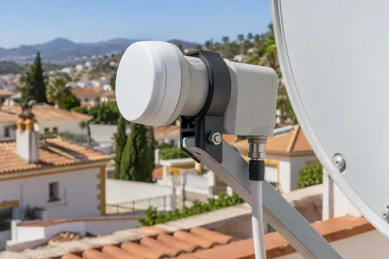 Detalle del LNB de una parabólica