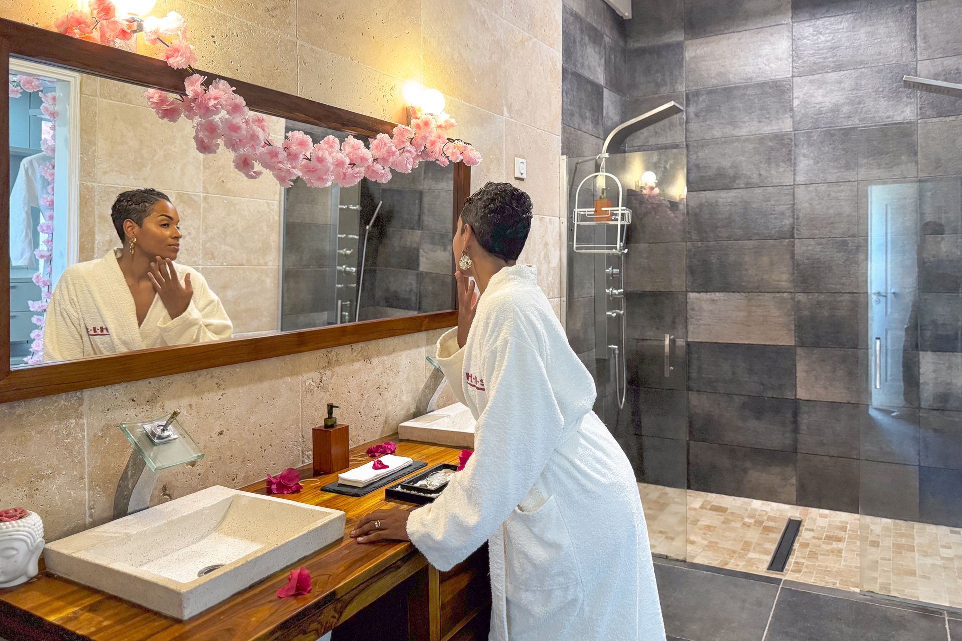 Jeune femme dans une des salles de bains de la Villa Victoria à Fort-de-France