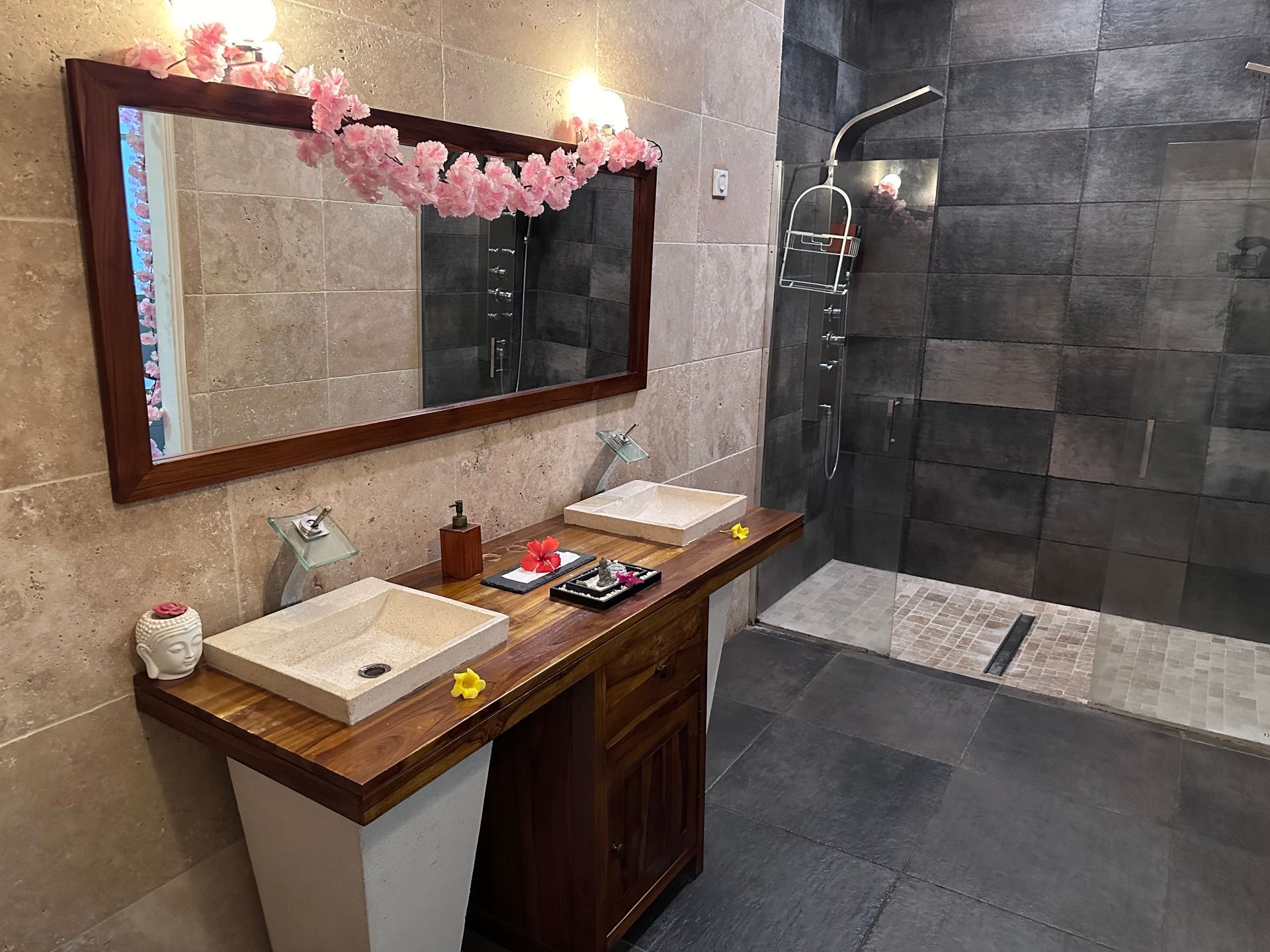 Douche du SPA de la Villa Victoria à Fort-de-France