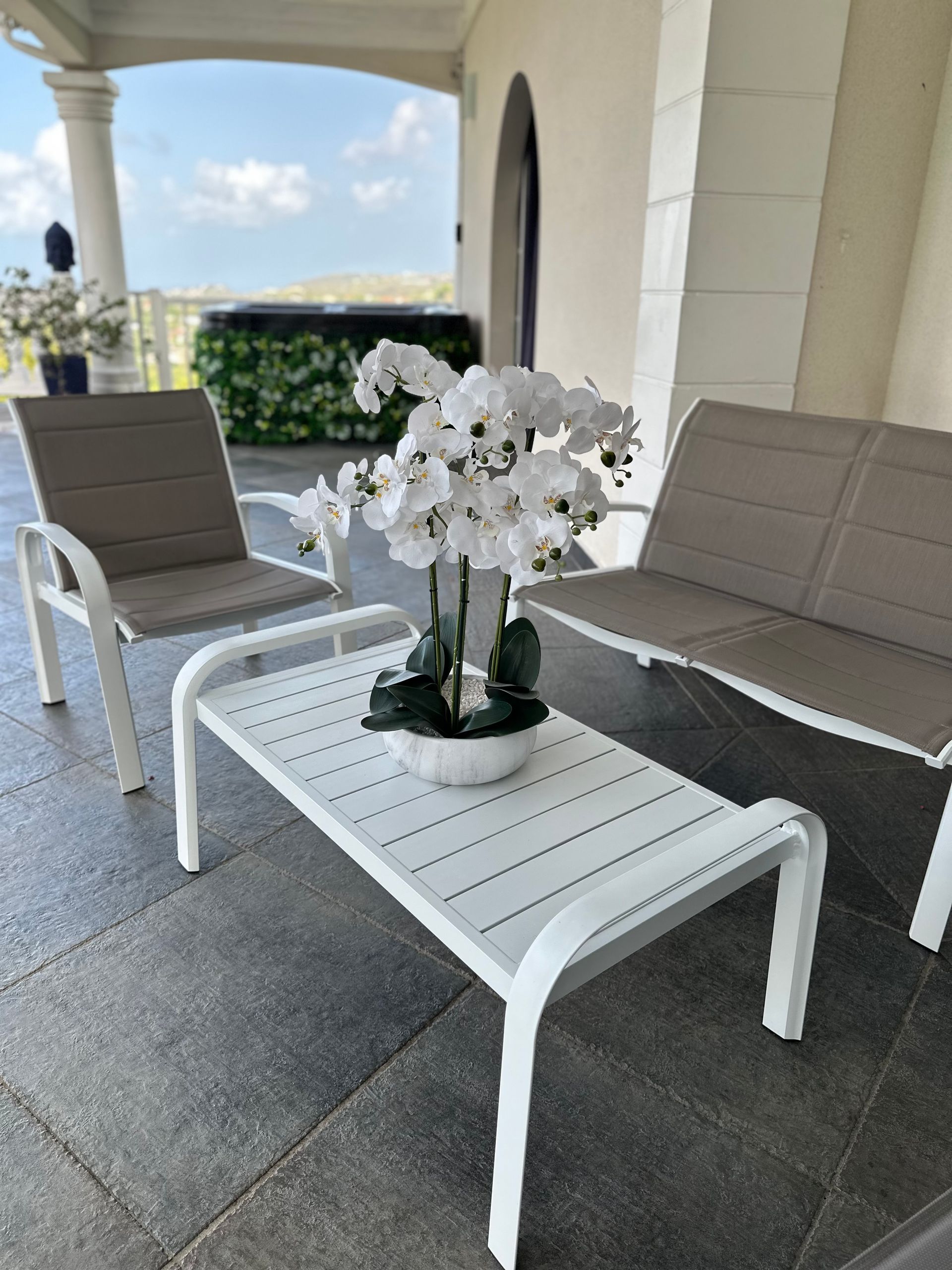 Mobilier terrasse avec une orchidée blanche