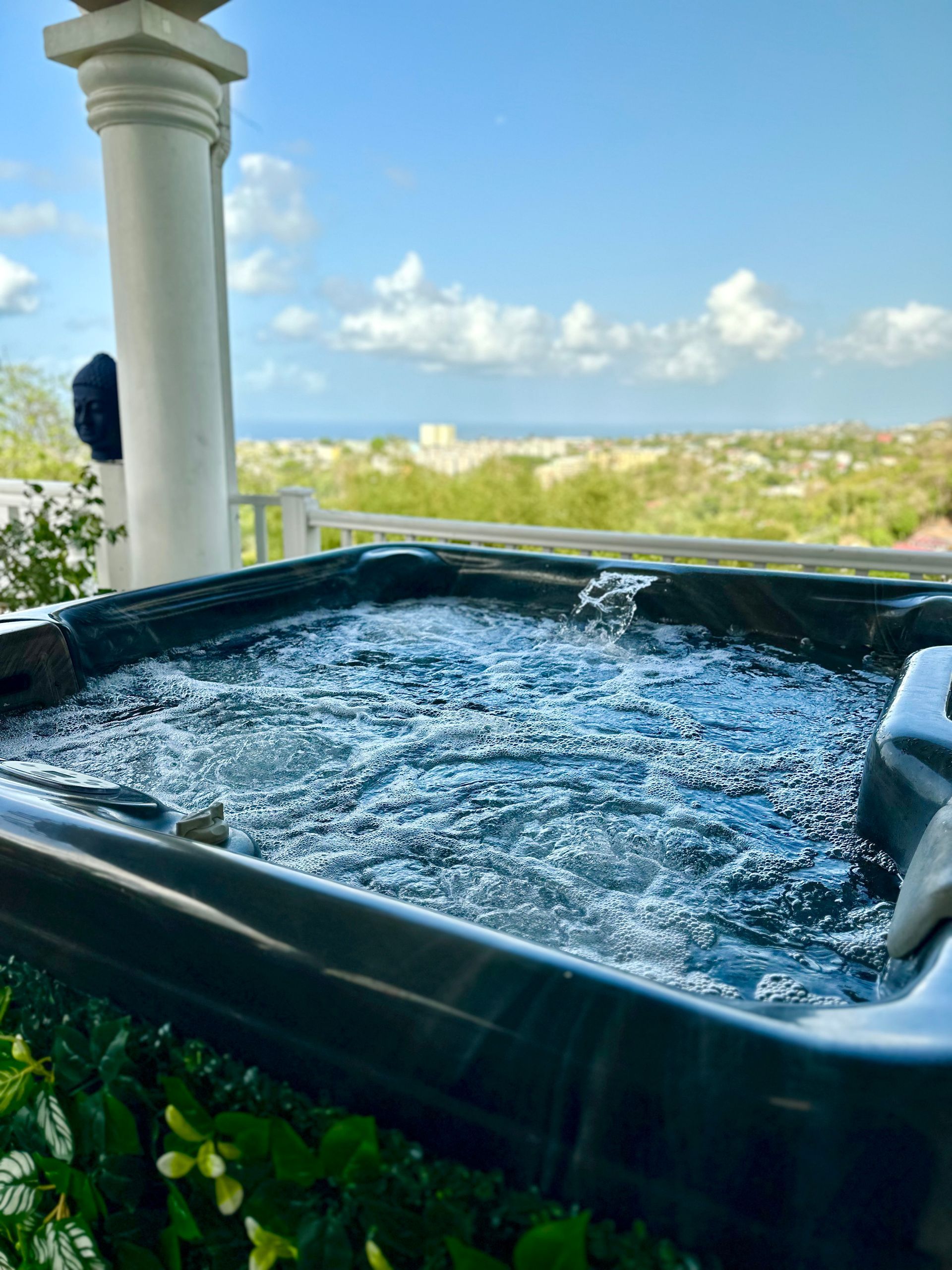 Jacuzzi de la Villa Victoria vue sur Fort-de-France
