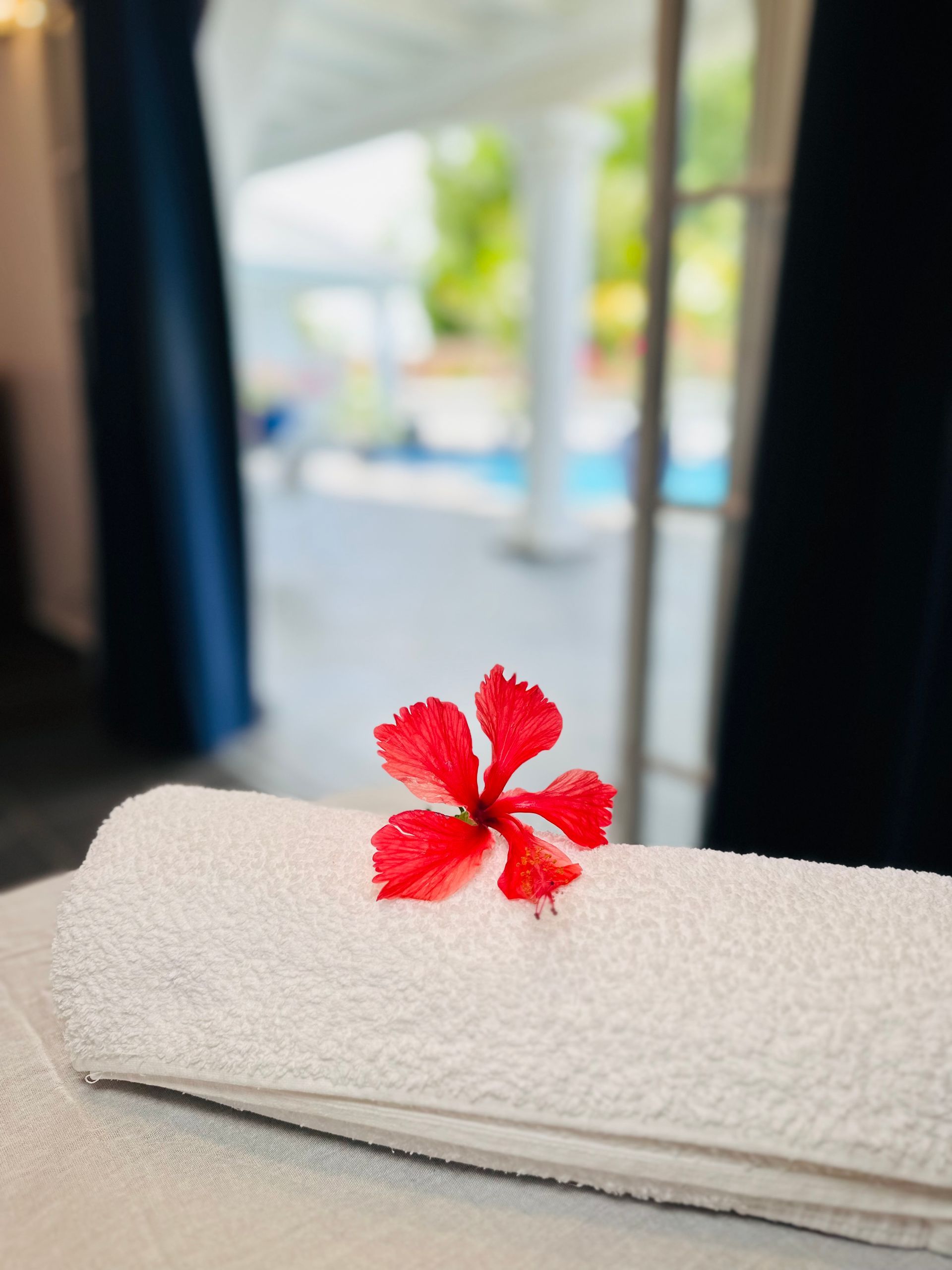 Fleur sur une serviette de bain