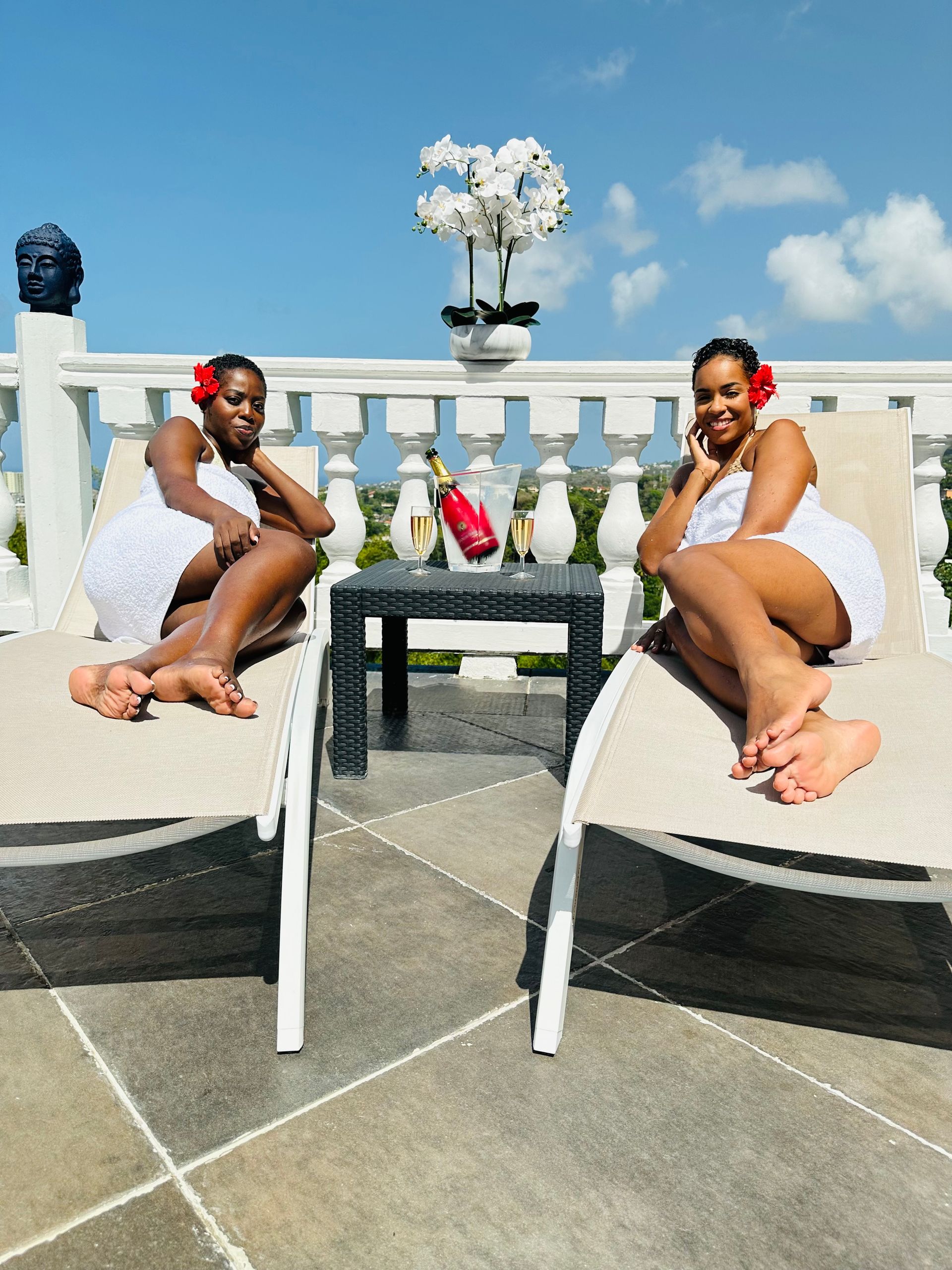 Deux filles sur les bains de soleil à La Villa Victoria à Fort-de-France