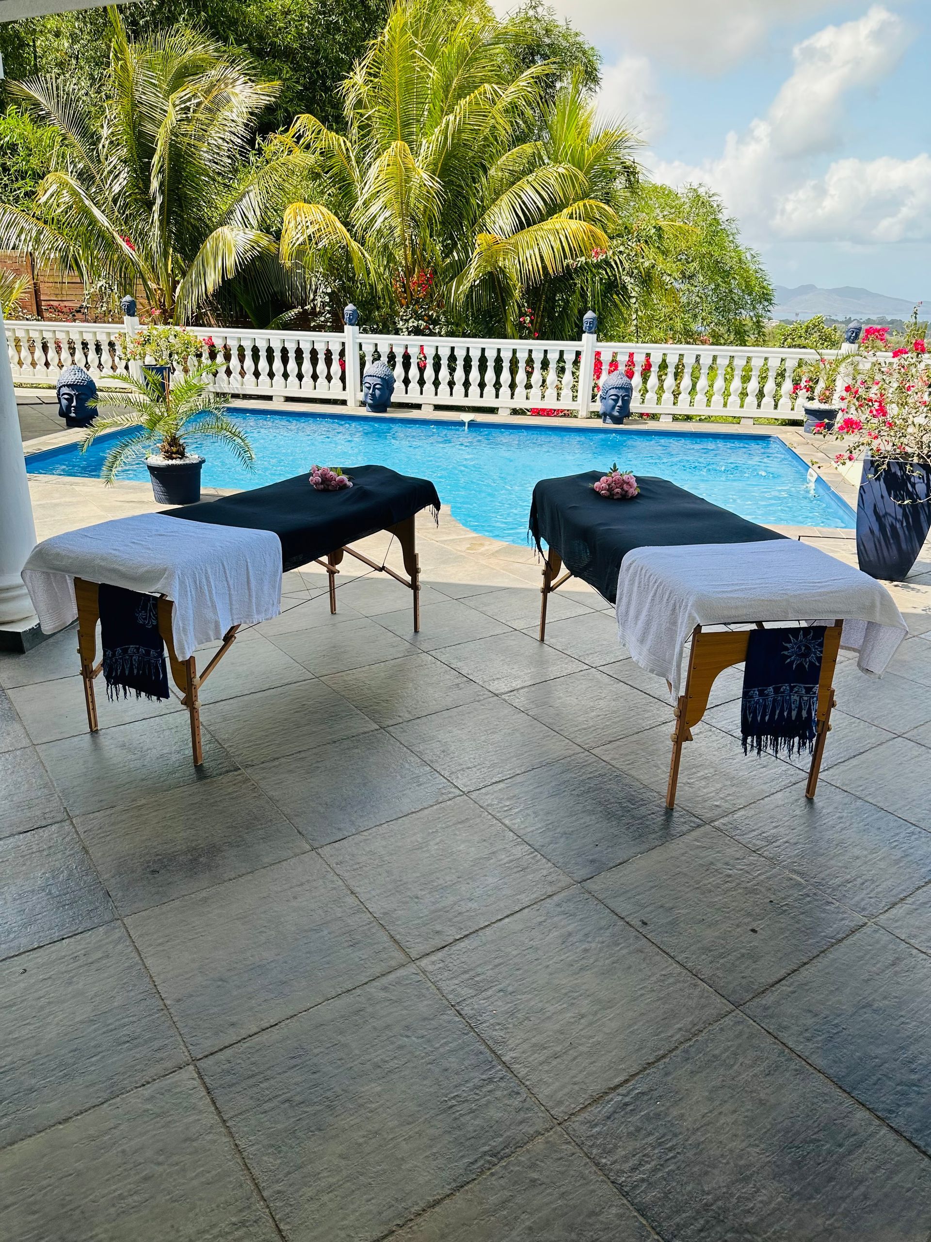 Table de massage devant la piscine de la Villa Victoria à Fort-de-France