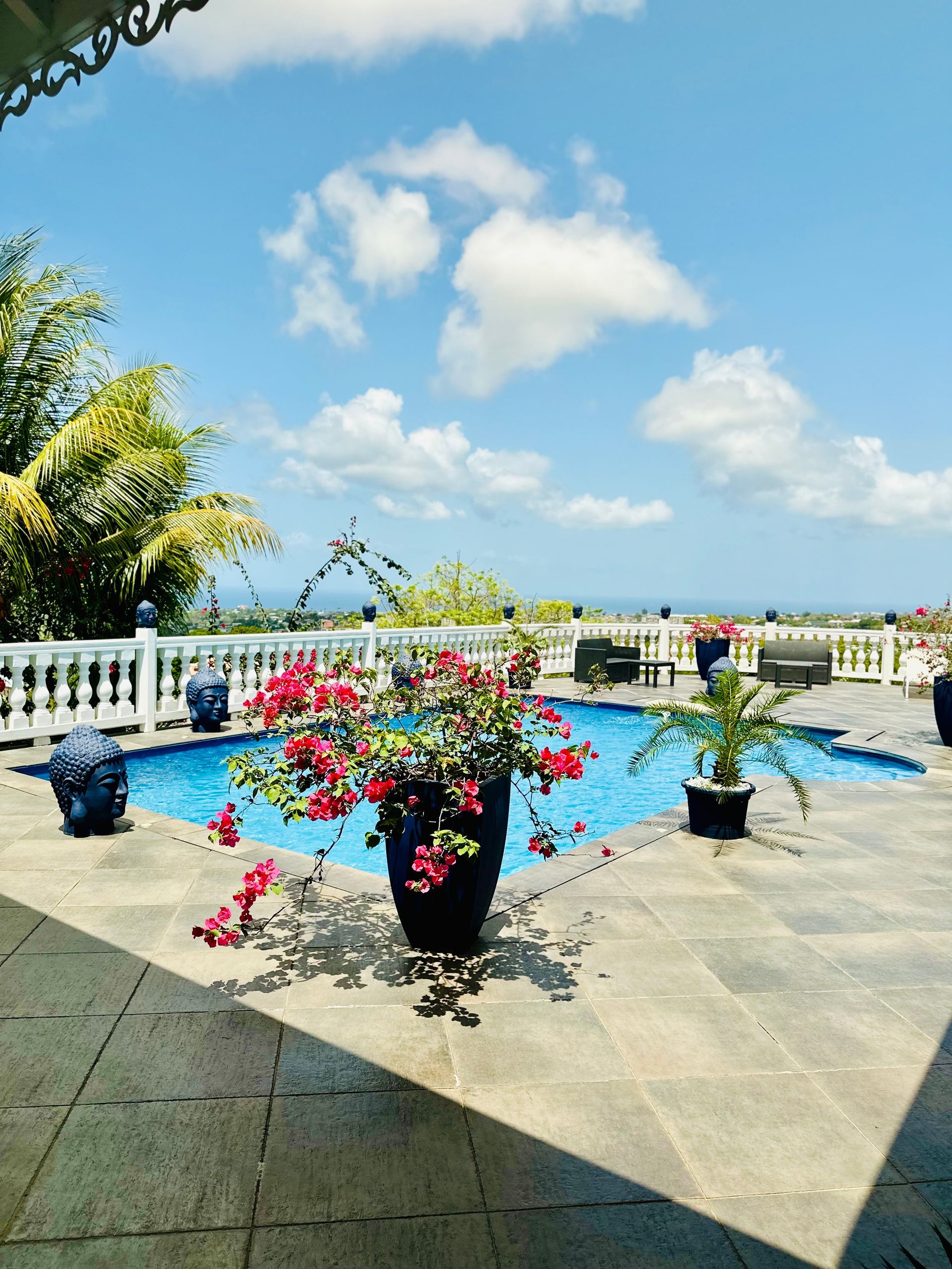 Piscine de la Villa Victoria face à la mer