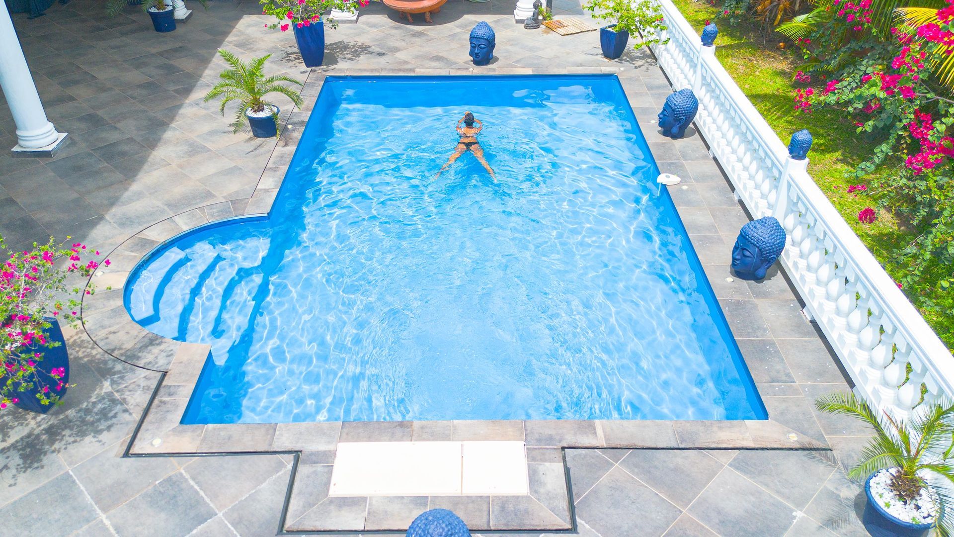 Jeune femme qui nage dans la piscine de la Villa Victoria à Fort-de-France