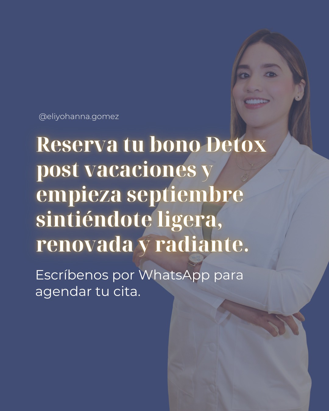 Mujer con bata blanca, sonriendo, promoviendo una desintoxicación posvacacional. Texto sobre fondo azul.