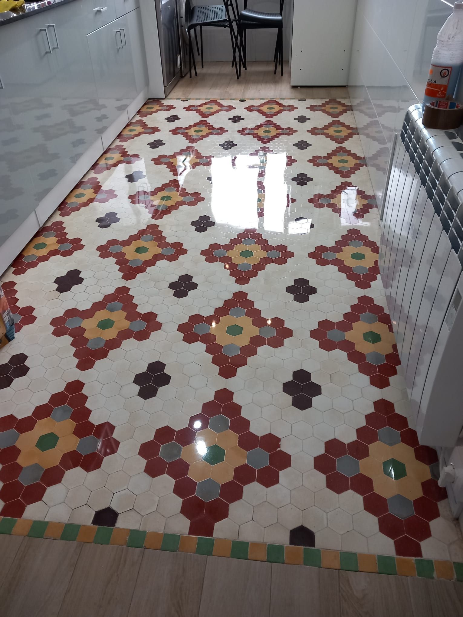 Un suelo de cocina con un patrón geométrico.