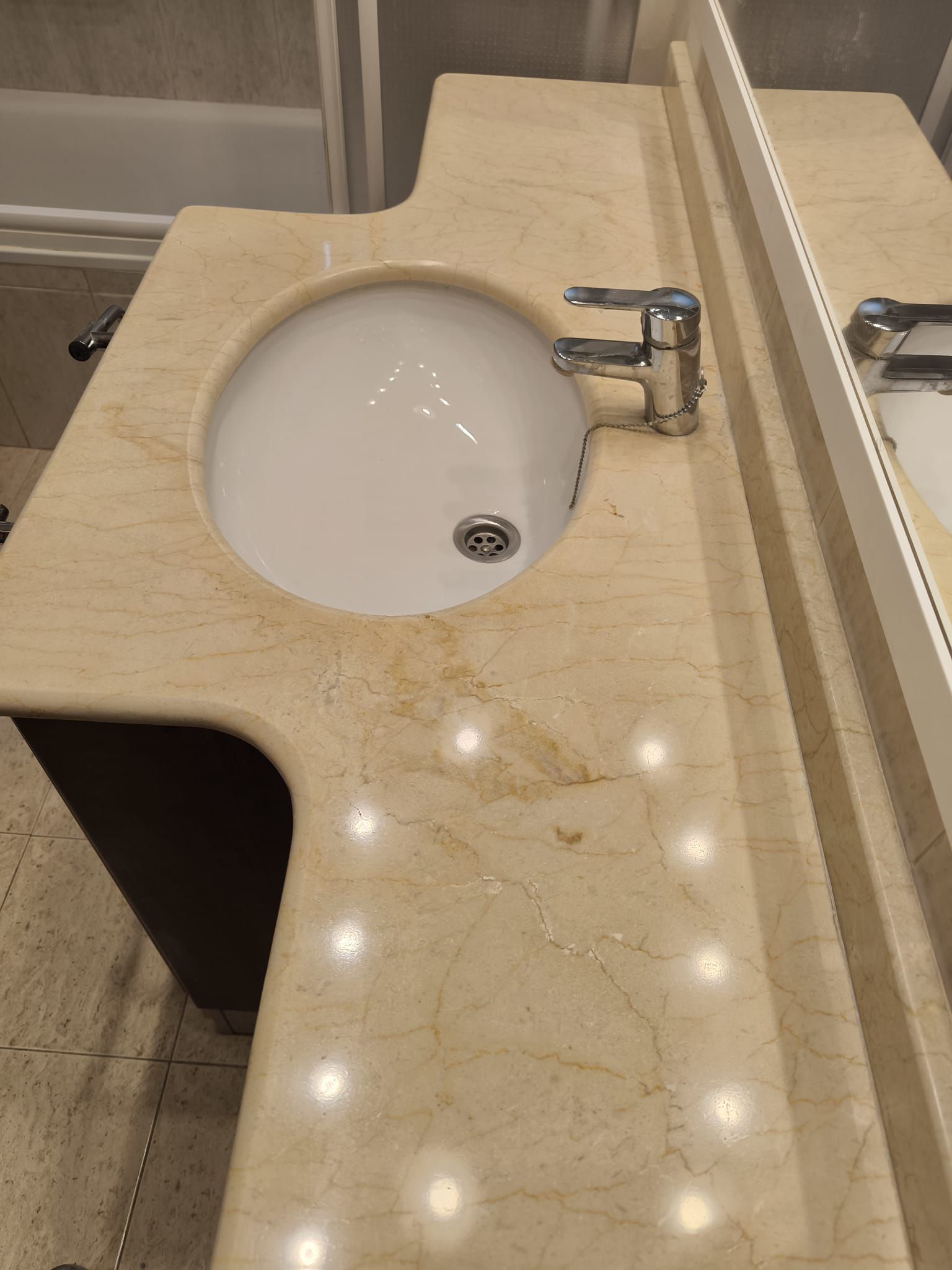 Un lavabo de baño con grifo y espejo.