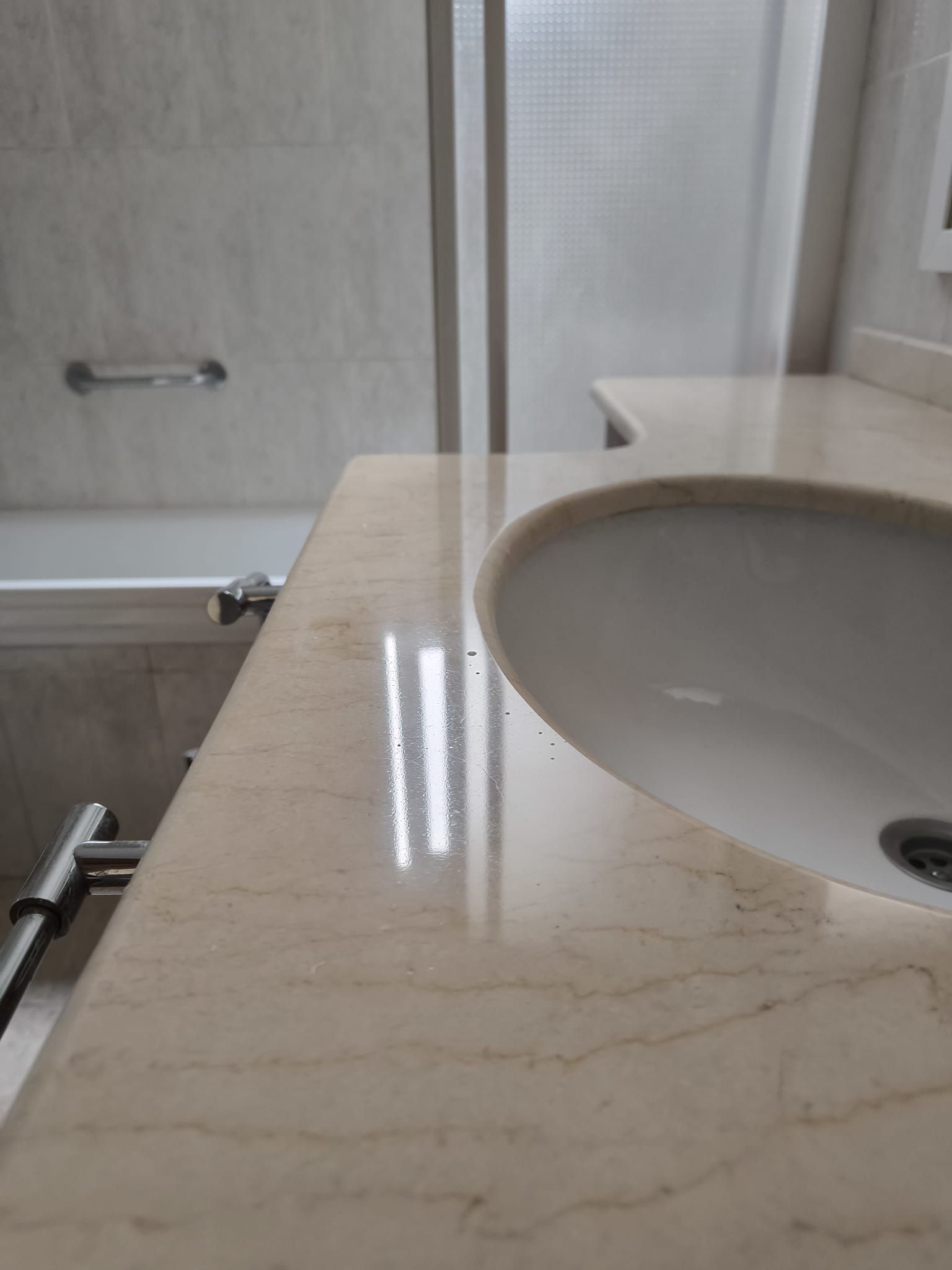 Un baño con lavabo, bañera y ducha.