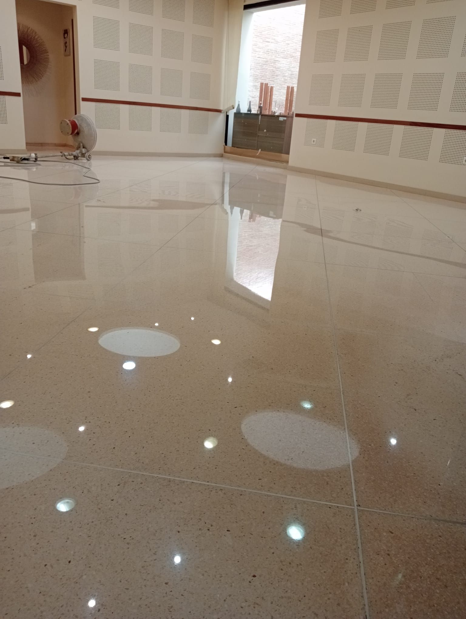 Una habitación grande con suelo y paredes brillantes.