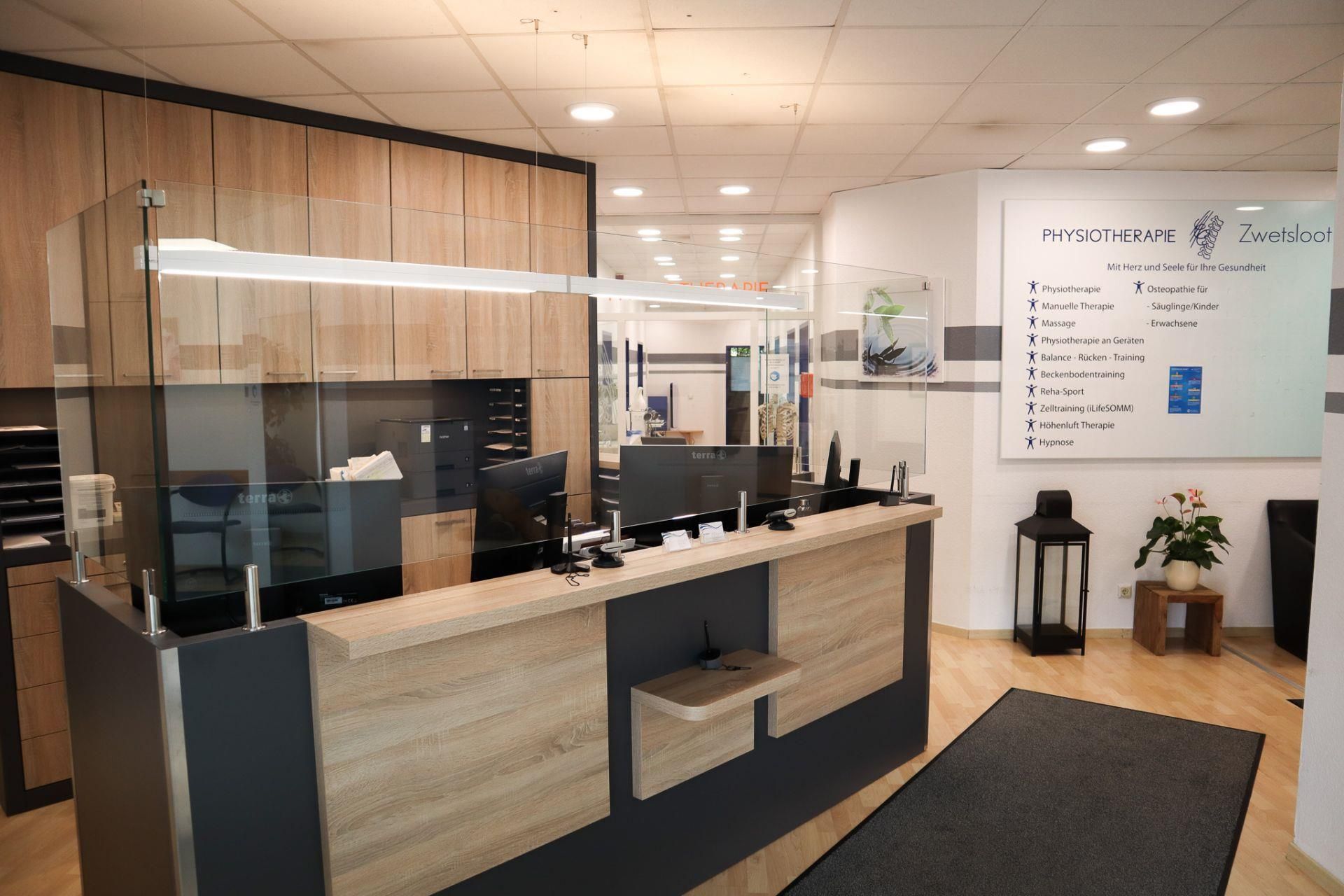 Ein Empfangsbereich mit einer Glasbarriere und einem Schild mit der Aufschrift „Zutritt verboten“