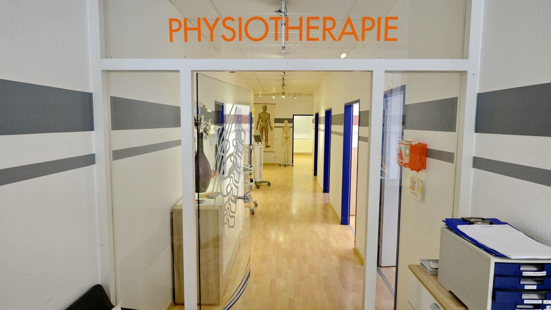 Ein Flur mit einem Schild mit der Aufschrift „Physiotherapie“