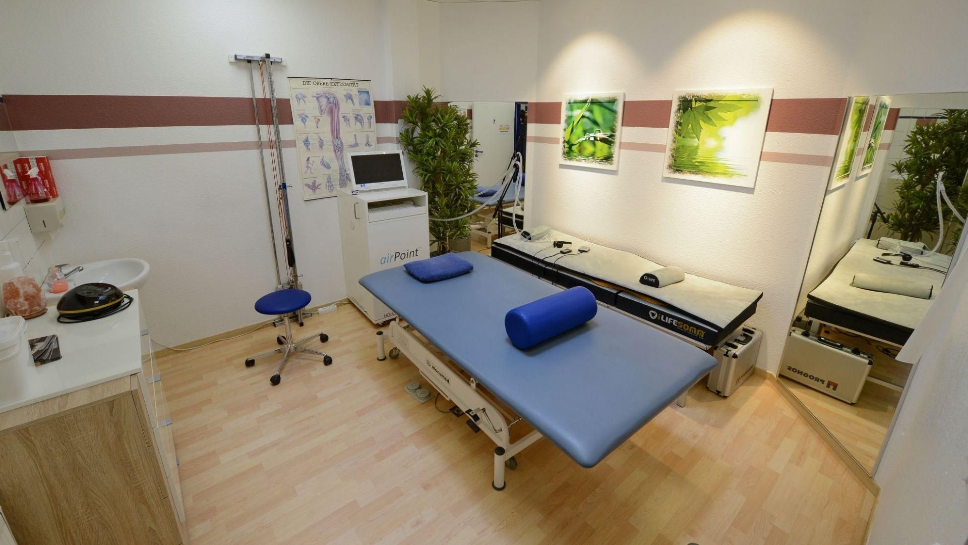 Ein Raum mit einem blauen Tisch und einem Computer an der Wand