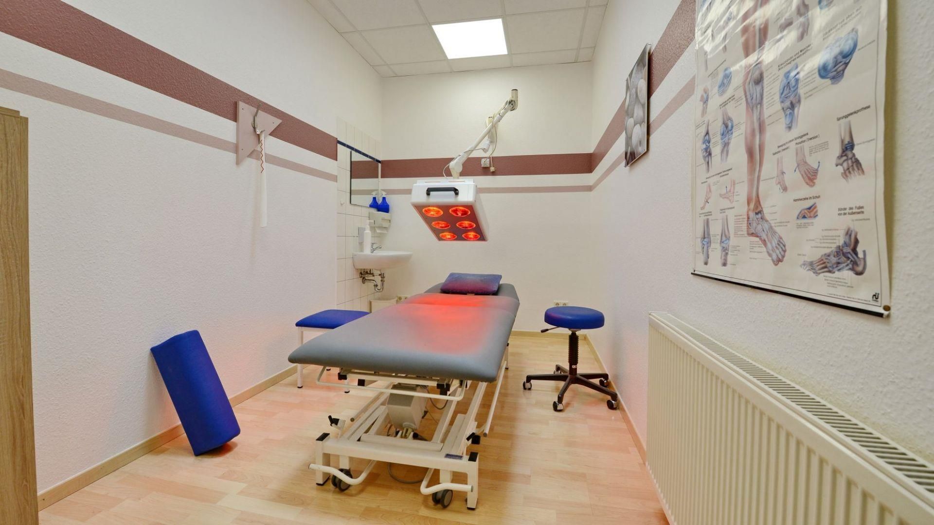 Ein Zimmer mit einem Bett und einem Poster an der Wand