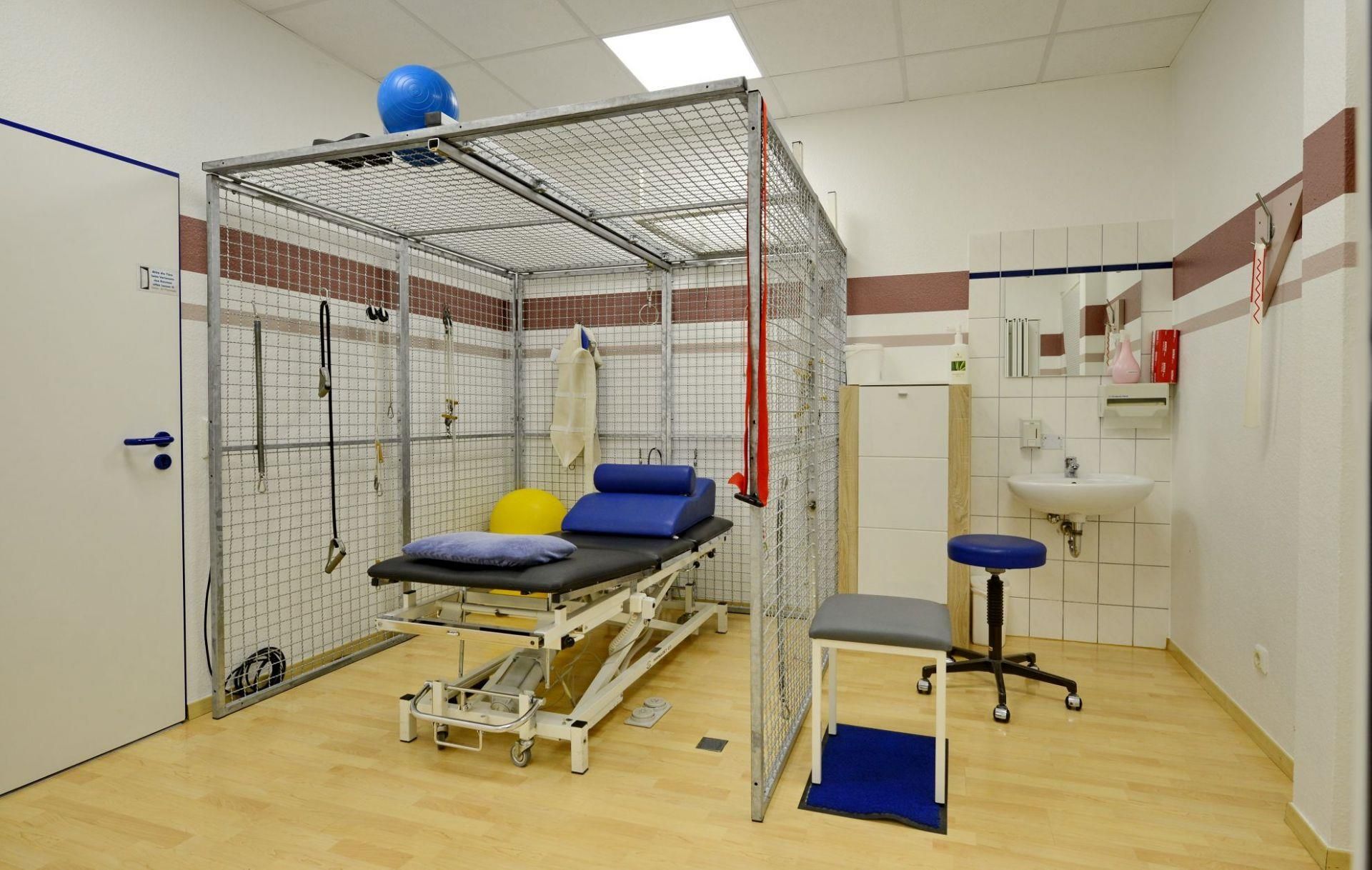 Ein Zimmer mit einem Bett und einem Hocker darin