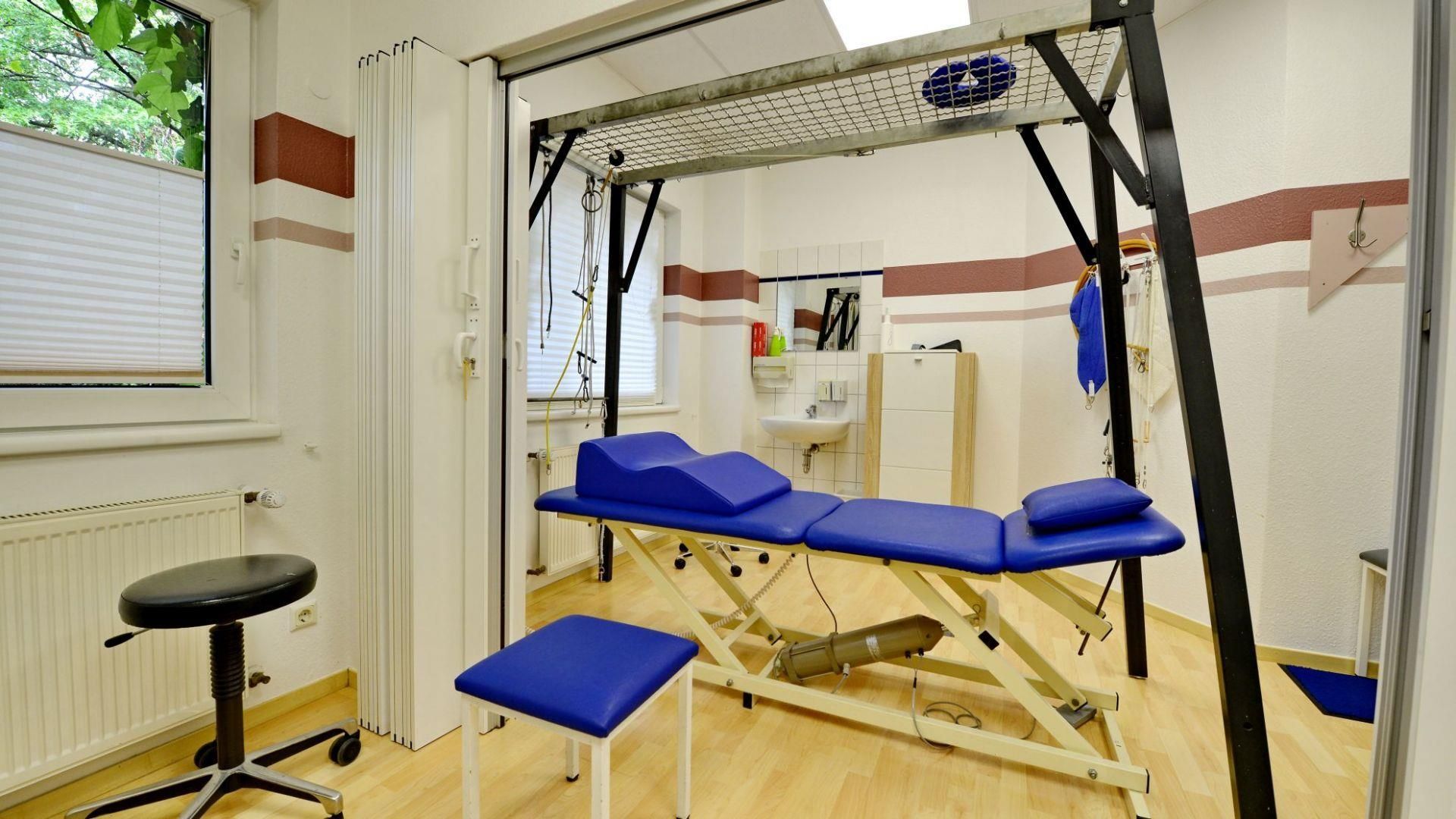 Ein Raum mit einem blauen Tisch und einem schwarzen Hocker