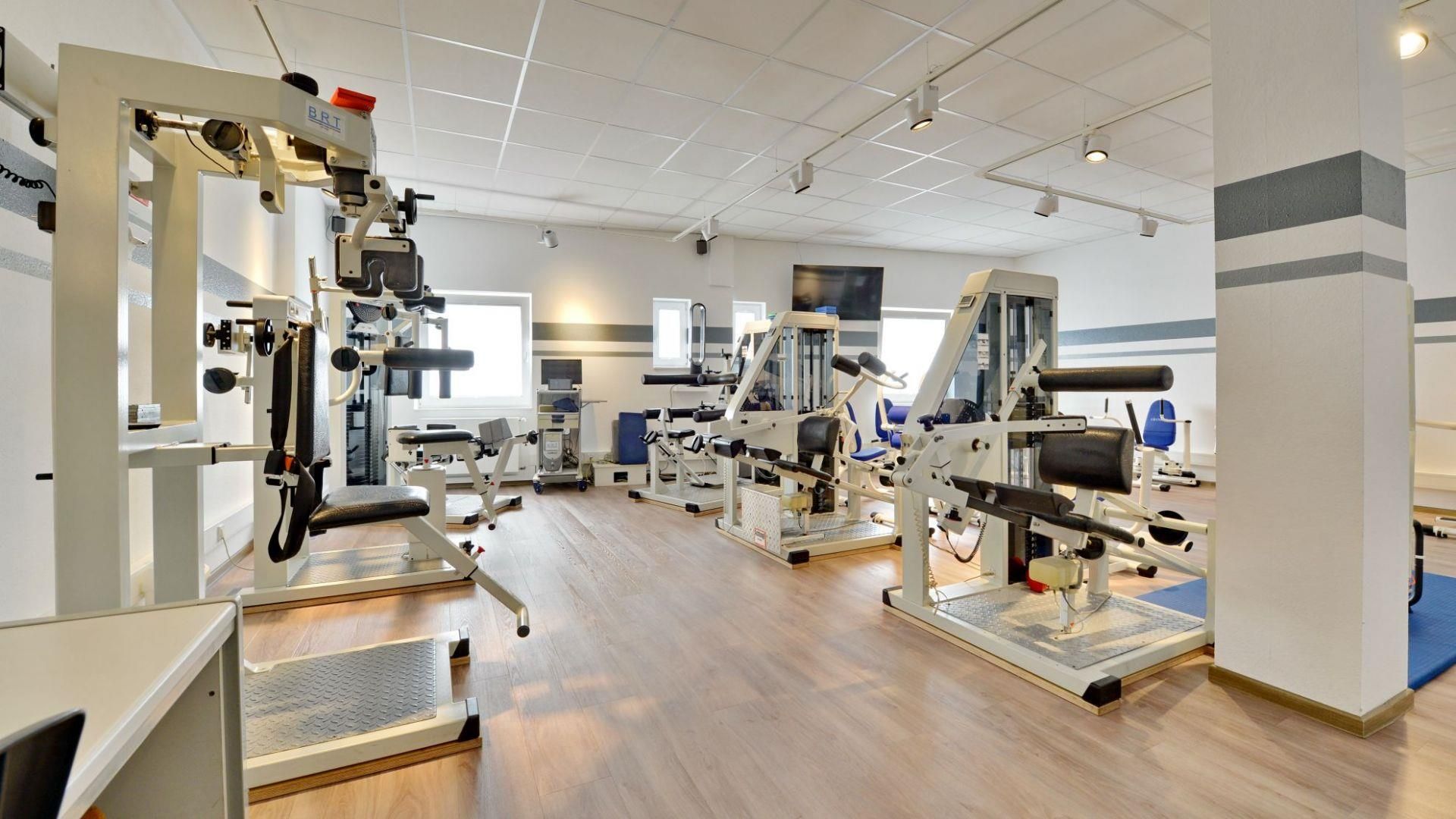 Ein großer Fitnessraum mit vielen Trainingsgeräten