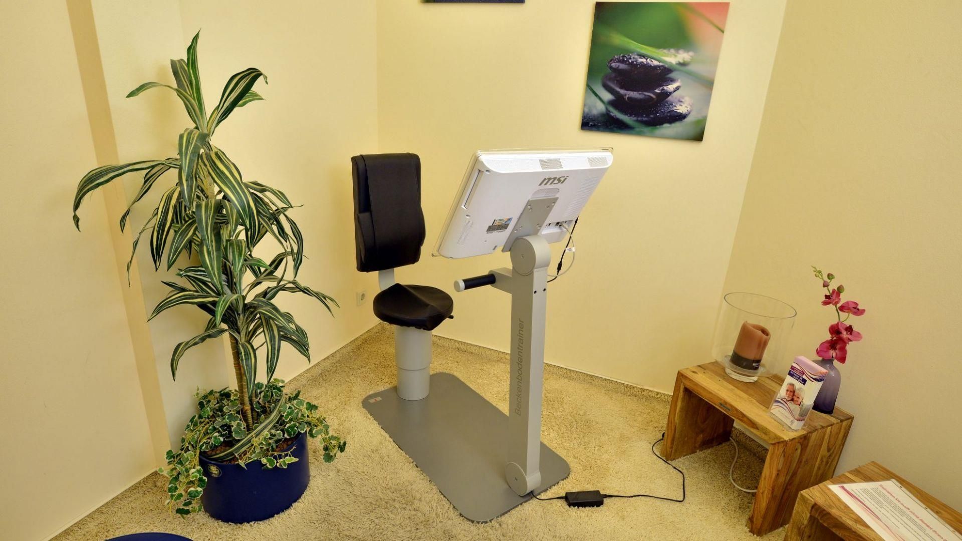 Ein Raum mit einer Pflanze und einem Computer auf einem Ständer