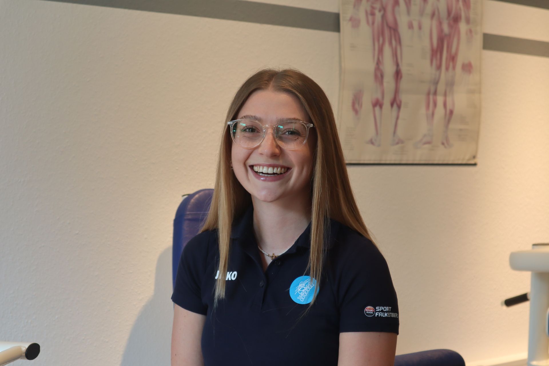 Eine Frau mit Brille und einem T-Shirt mit der Aufschrift „A“