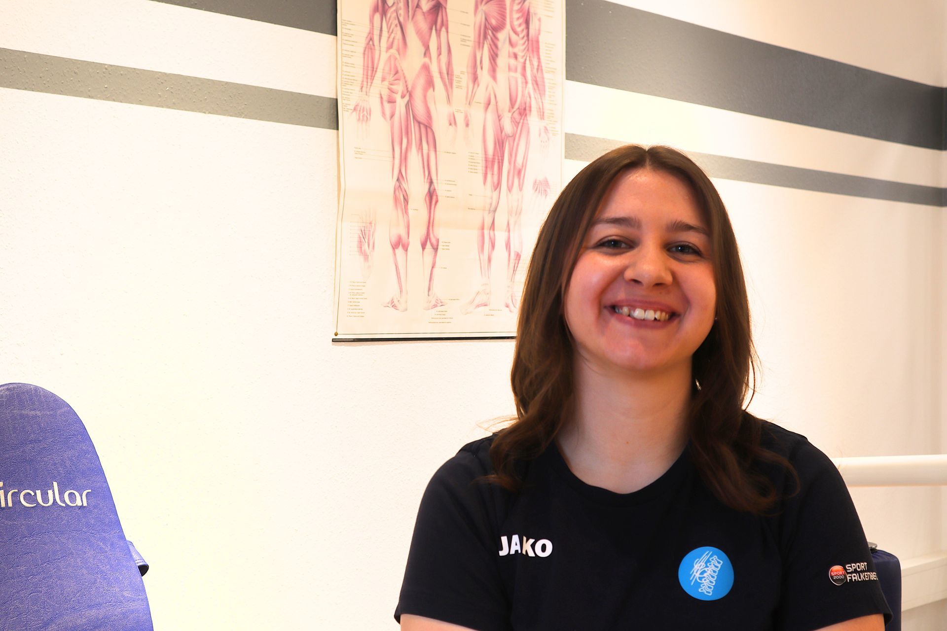 Eine Frau mit Brille und einem T-Shirt mit der Aufschrift „A“
