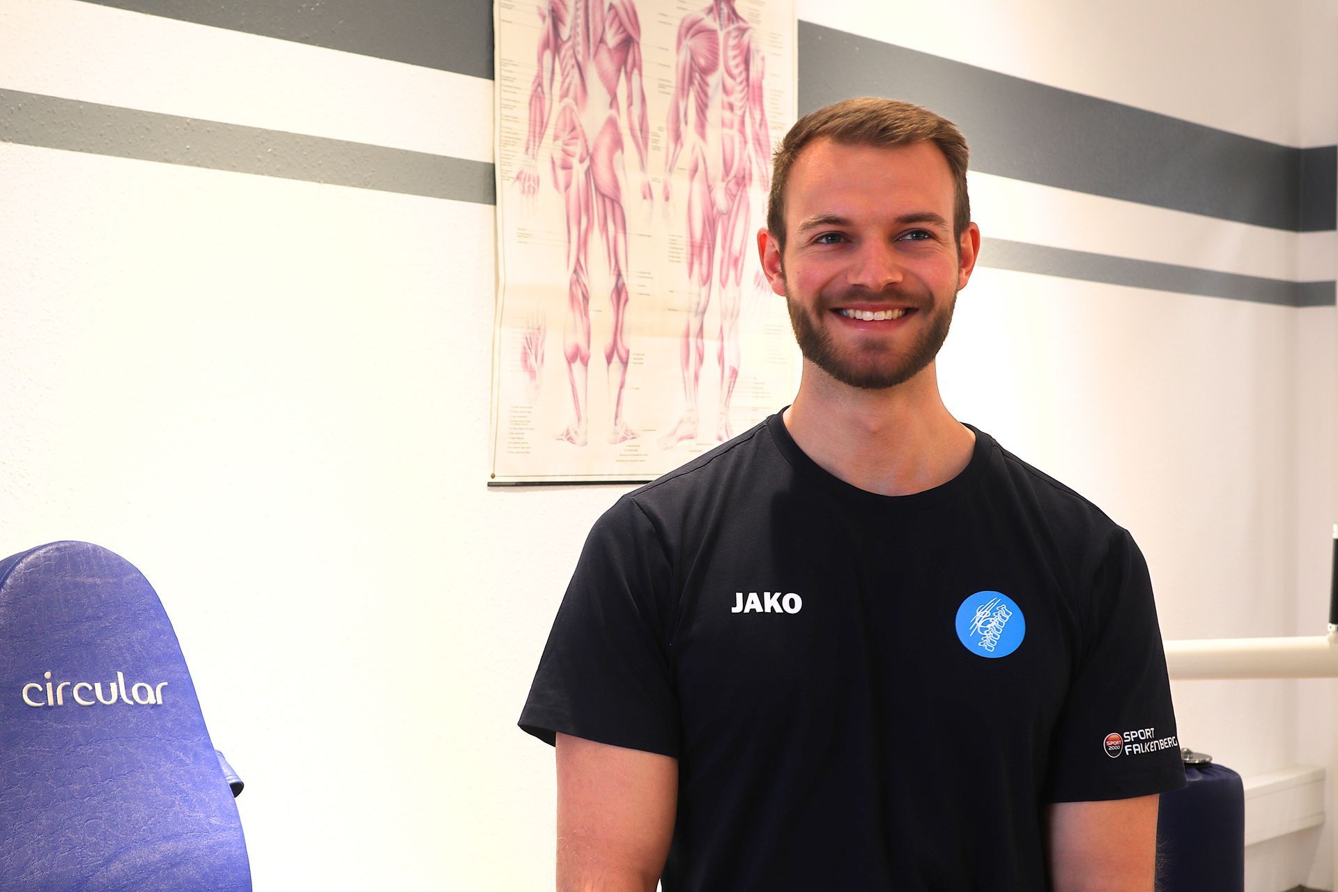 Eine Frau mit Brille und einem T-Shirt mit der Aufschrift „A“