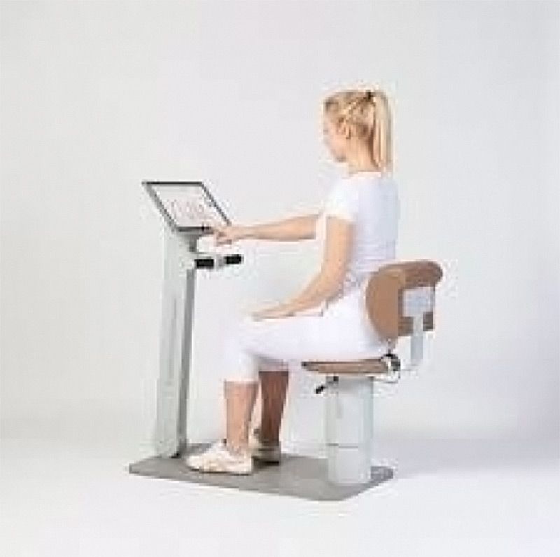 Eine Frau sitzt auf einem Stuhl und benutzt einen Computer.