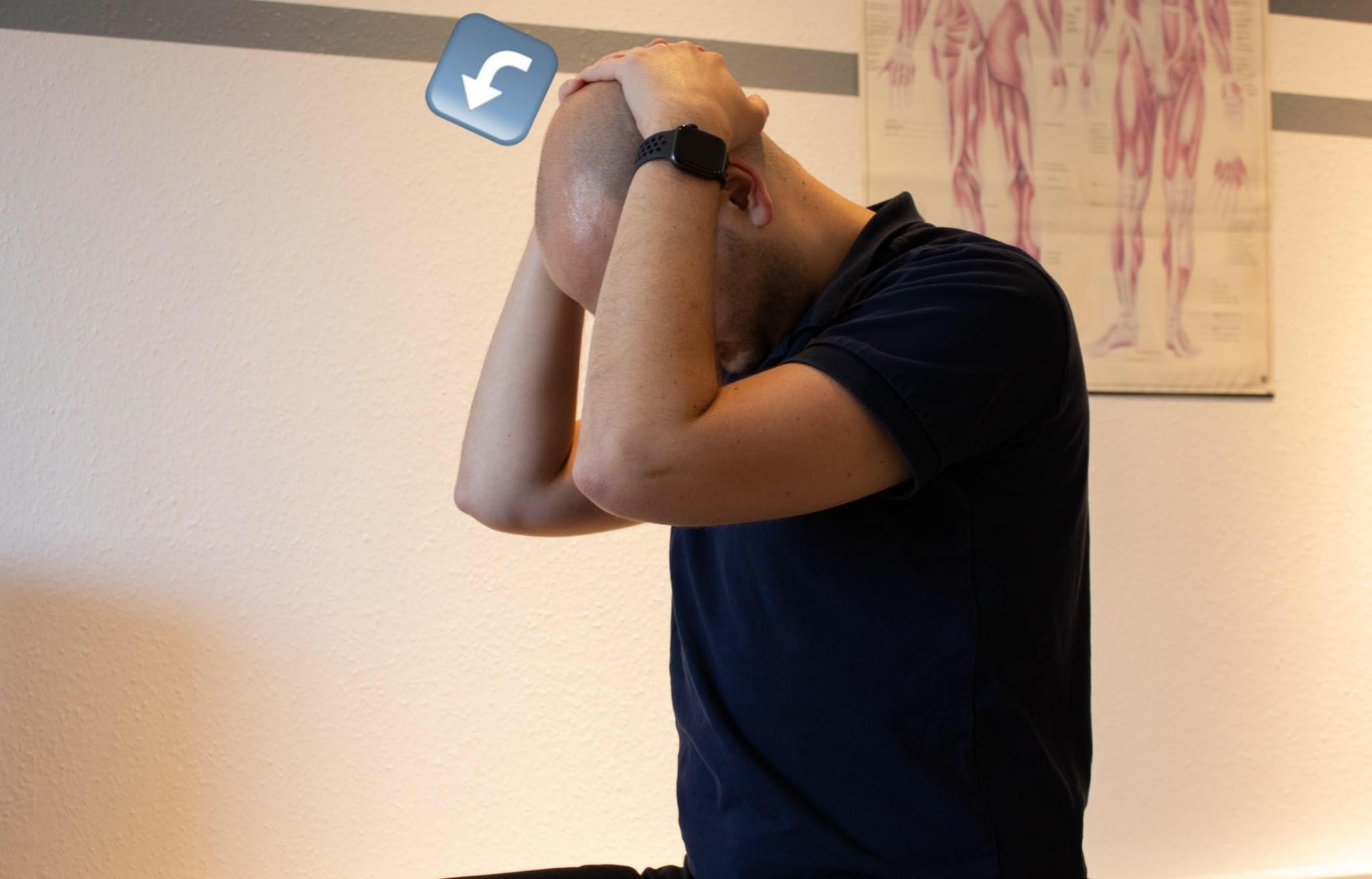 Ein Mann, der sein Gesicht mit den Händen bedeckt und über seinem Kopf ein Facebook-Logo sieht