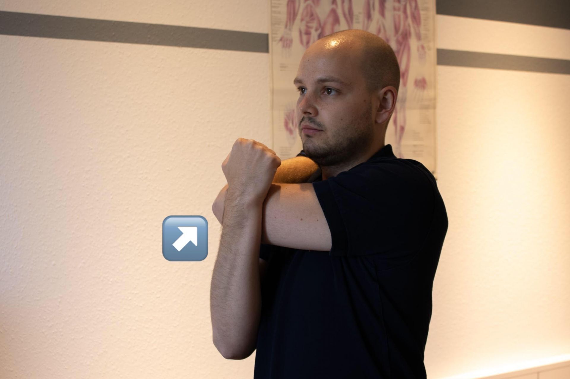 Ein Mann streckt seinen Arm aus, ein blauer Pfeil zeigt nach oben