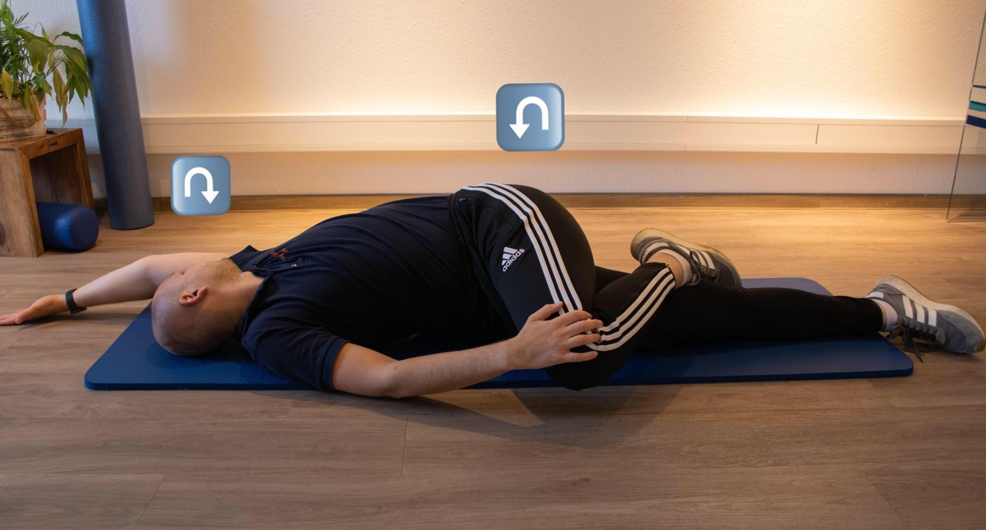 Ein Mann liegt auf einer Yogamatte mit Pfeilen, die in verschiedene Richtungen zeigen