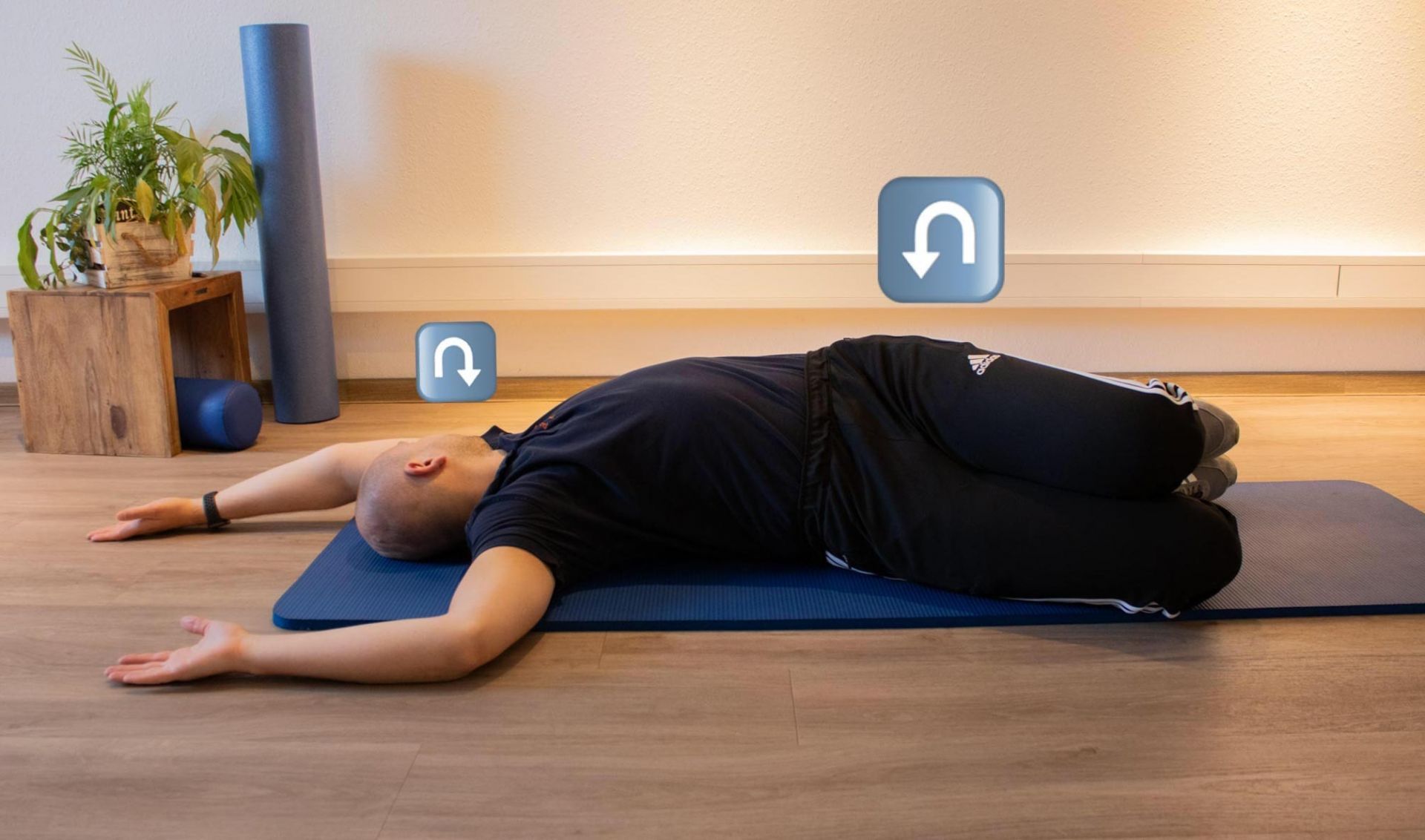 Ein Mann liegt auf dem Bauch auf einer Yogamatte