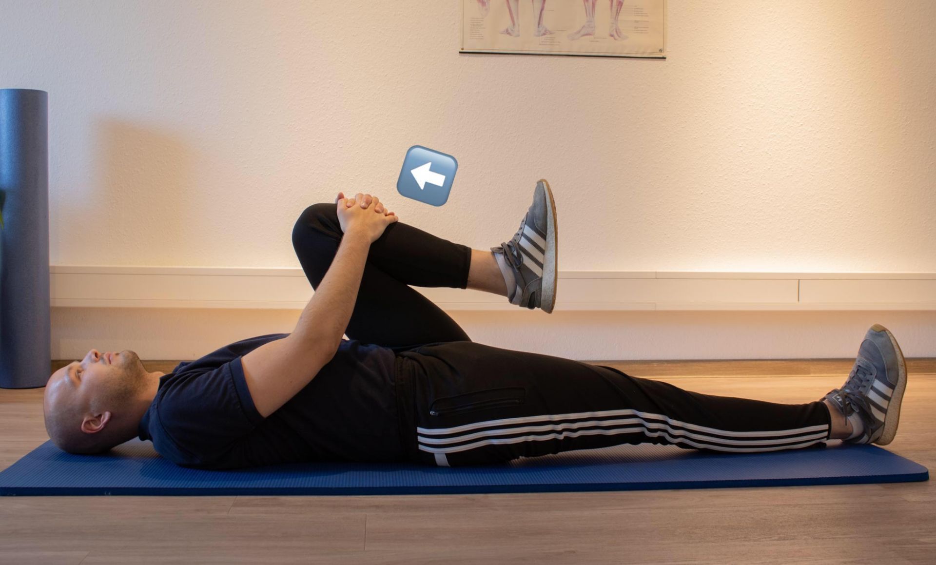 Ein Mann liegt auf einer blauen Matte und streckt seine Beine aus