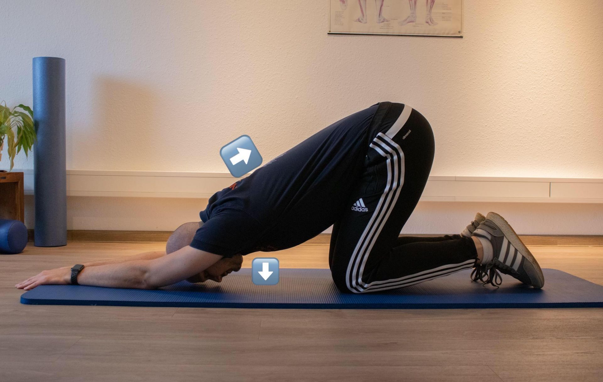 Ein Mann macht eine Yoga-Pose auf einer Matte