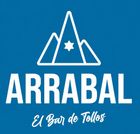 Logotipo con monta&ntilde;as blancas y una estrella sobre &ldquo;ARRABAL&rdquo; y &ldquo;El Bar de Tolos&rdquo; sobre fondo azul.