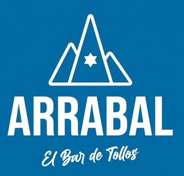 Logotipo con monta&ntilde;as blancas y una estrella sobre &ldquo;ARRABAL&rdquo; y &ldquo;El Bar de Tolos&rdquo; sobre fondo azul.