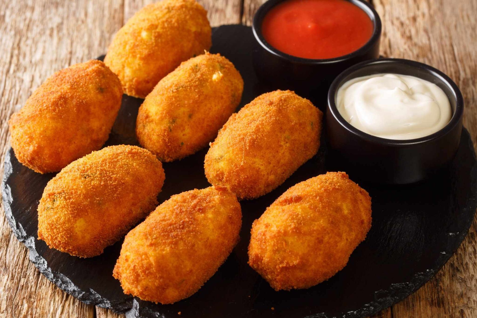 Croquetas con salsa
