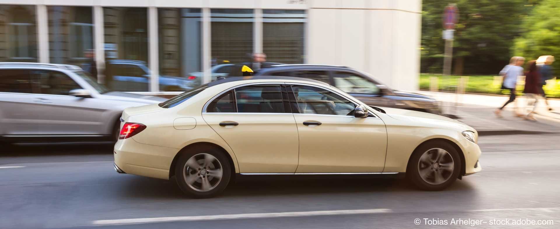 Taxi färt auf der Straße