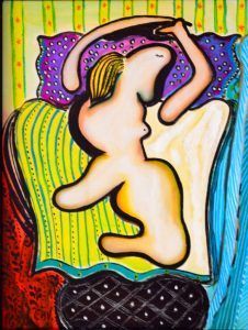 Figura desnuda abstracta reclinada en una silla estampada. Tonos amarillos, morados, verdes y azules.